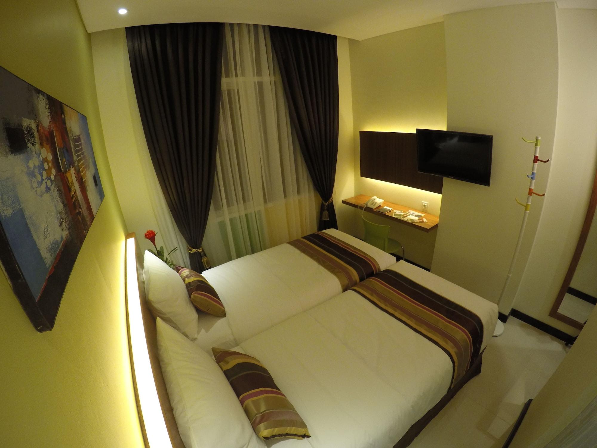 Biz Boulevard Hotel Manado Exterior foto