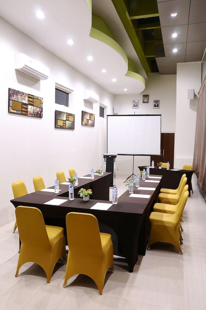 Biz Boulevard Hotel Manado Exterior foto