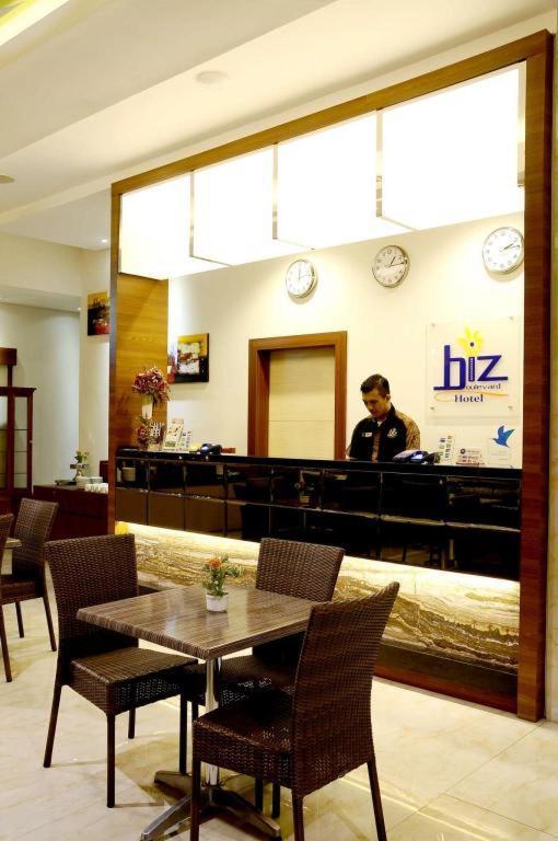 Biz Boulevard Hotel Manado Exterior foto