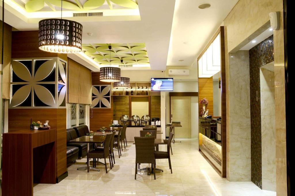 Biz Boulevard Hotel Manado Exterior foto