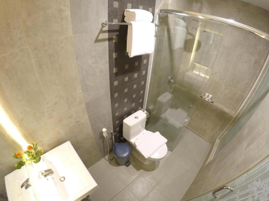 Biz Boulevard Hotel Manado Exterior foto