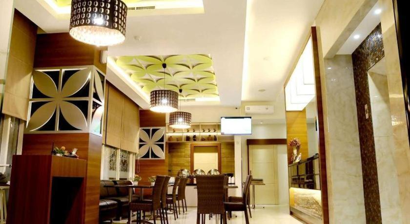 Biz Boulevard Hotel Manado Exterior foto