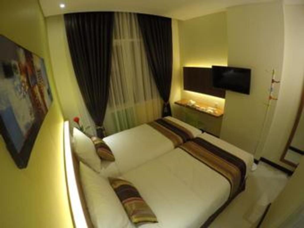 Biz Boulevard Hotel Manado Exterior foto