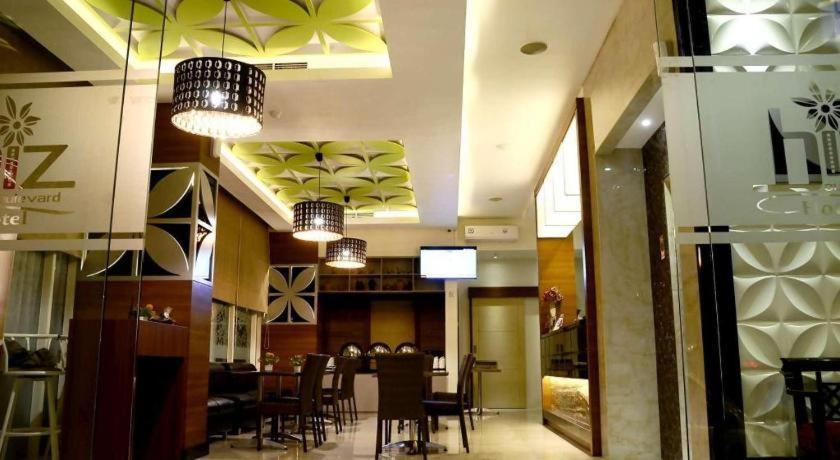 Biz Boulevard Hotel Manado Exterior foto