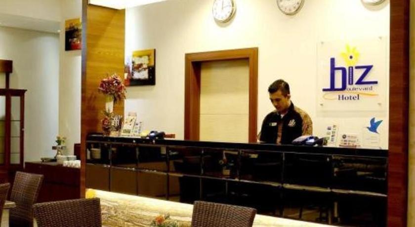 Biz Boulevard Hotel Manado Exterior foto