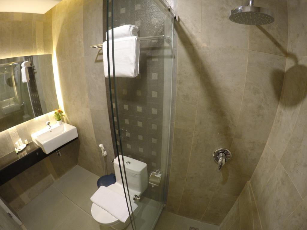 Biz Boulevard Hotel Manado Exterior foto