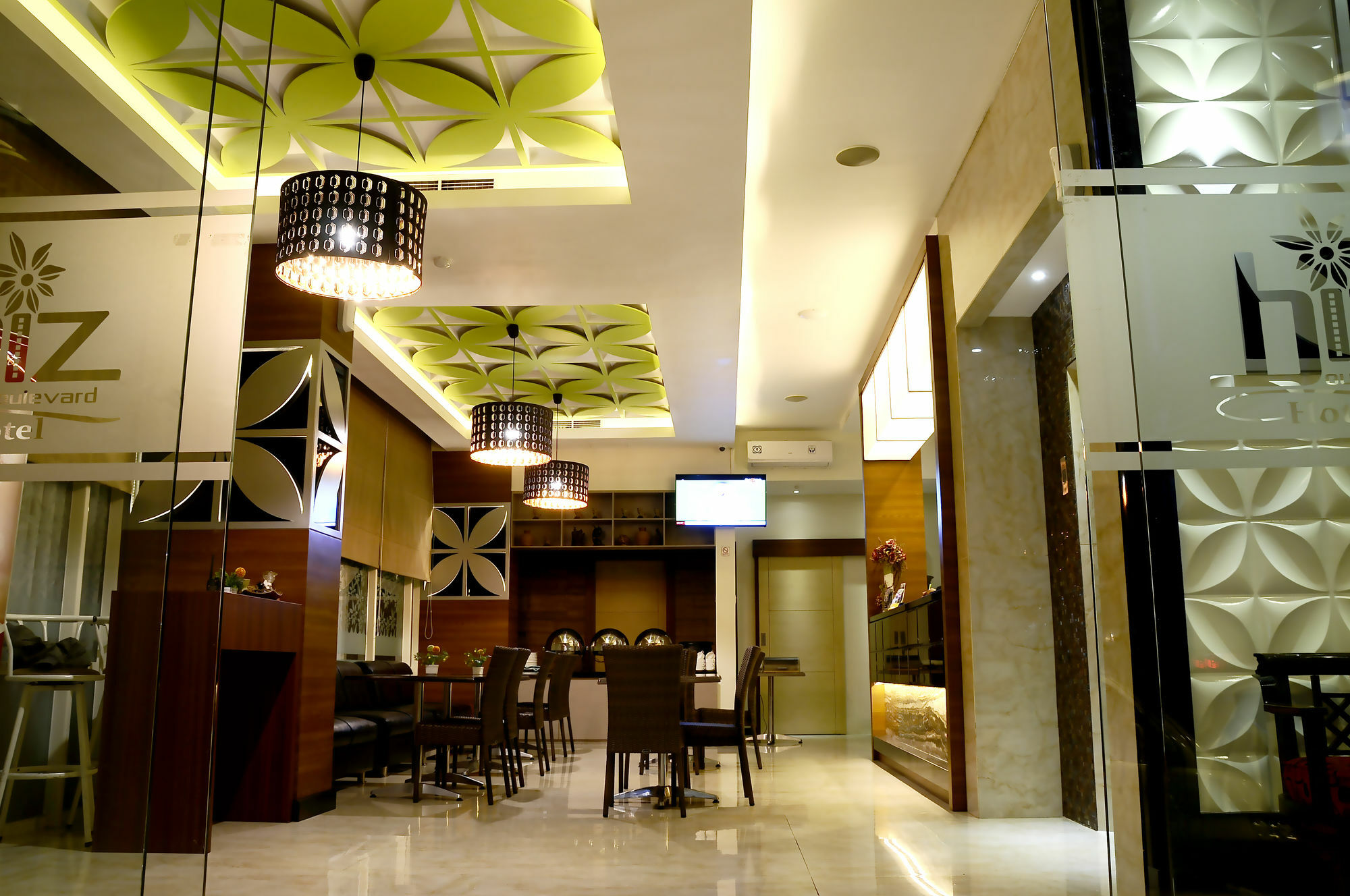 Biz Boulevard Hotel Manado Exterior foto