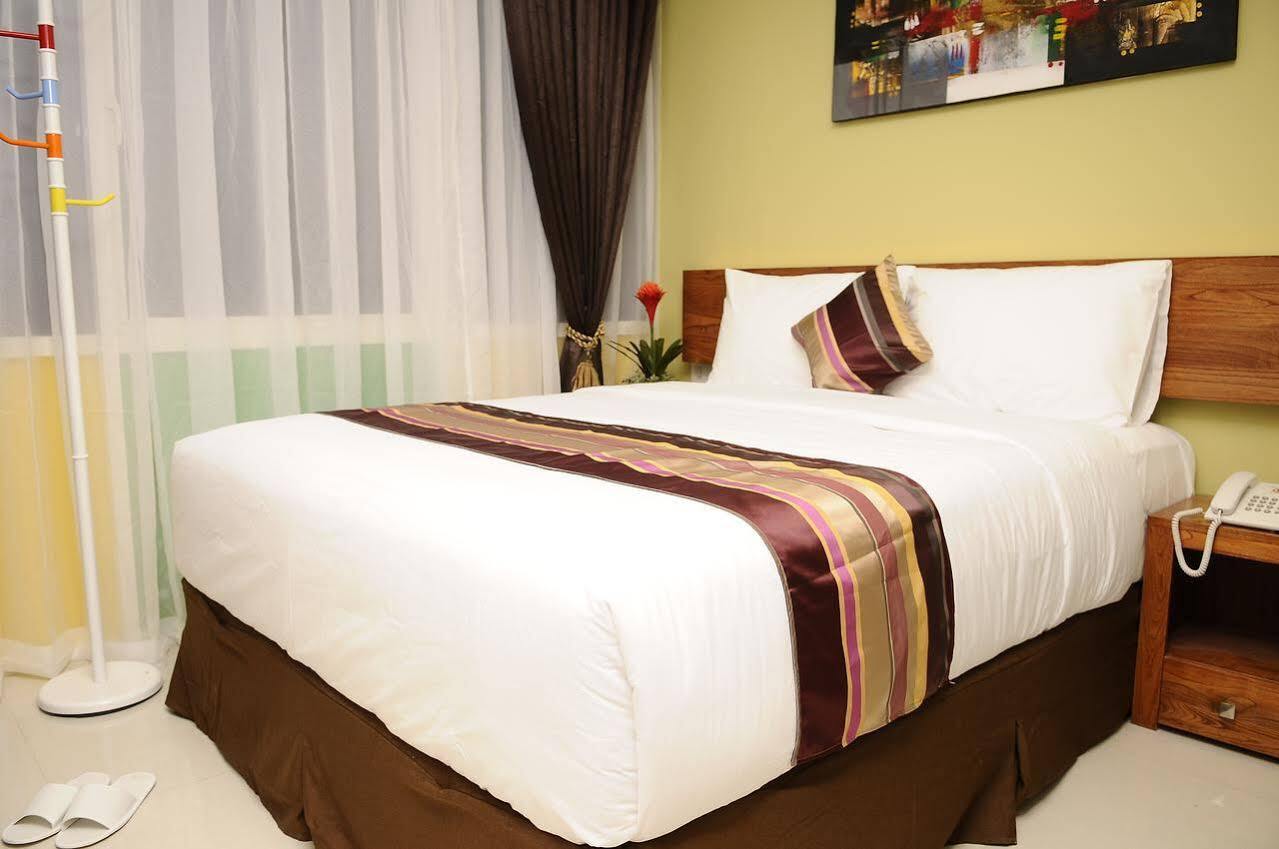 Biz Boulevard Hotel Manado Exterior foto